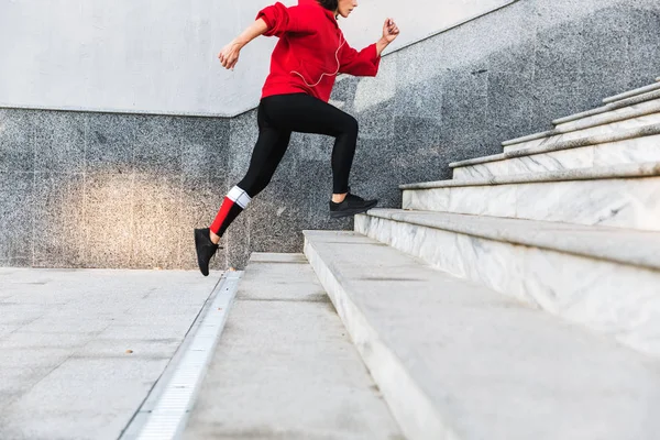 Selbstbewusste junge Sportlerin — Stockfoto