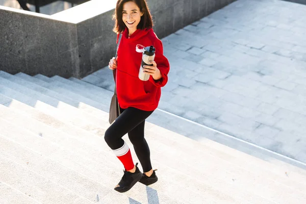 Bir hoodie yürüyüş giyen genç sporcumuz gülümseyen — Stok fotoğraf