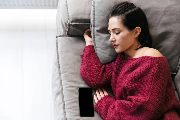 Γυναίκα στον εσωτερικό χώρο στο σπίτι για ύπνο καναπέ να ξεκουραστεί έγκειται. — Φωτογραφία Αρχείου