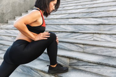 Güzel genç spor kadının germe yapması