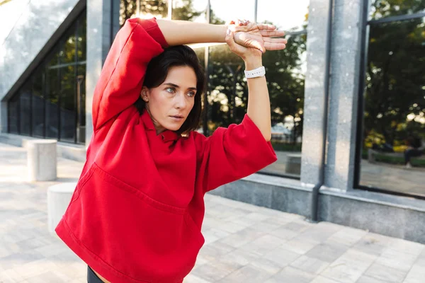 Hermosa joven deportista haciendo estiramiento —  Fotos de Stock