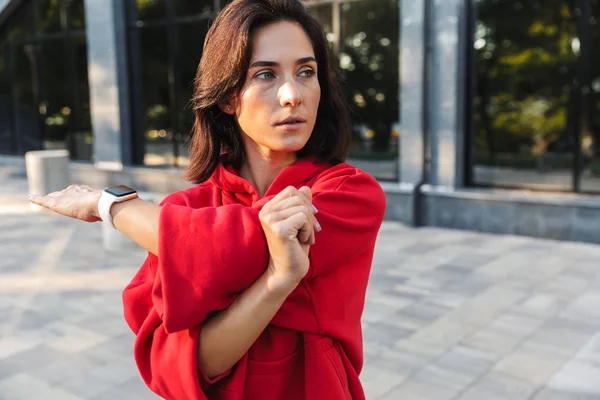 Hermosa joven deportista haciendo estiramiento — Foto de Stock