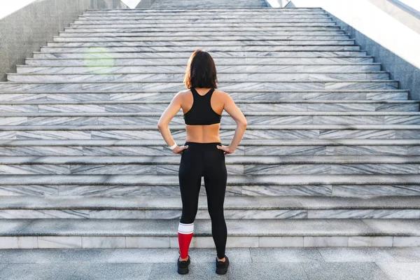 Zeker jonge sport vrouw rusten na de uitoefening van — Stockfoto