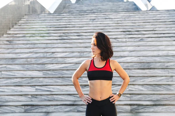 Egzersiz sonra dinlenme kendine güvenen genç spor kadın — Stok fotoğraf