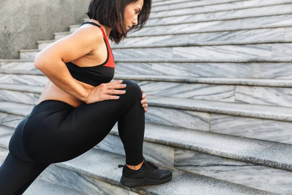 Beautiful young sports woman doing stretching — Stock Photo, Image