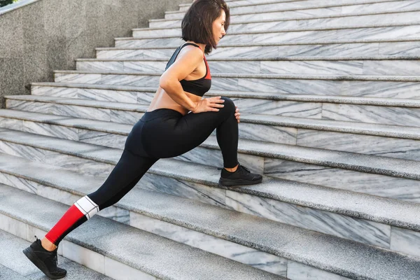 Hermosa joven deportista haciendo estiramiento —  Fotos de Stock