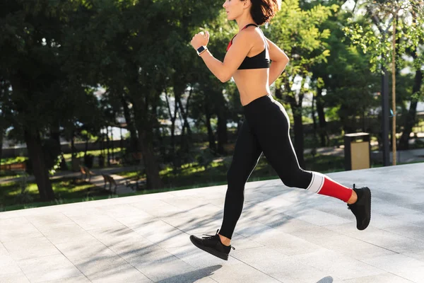 Oříznout obrázek fitness ženy nosit sportovní oblečení — Stock fotografie