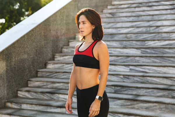 Mujer deportiva joven confiada descansando después de hacer ejercicio — Foto de Stock