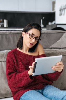 İnanılmaz bir kadın kapalı ev tablet bilgisayar kullanarak.