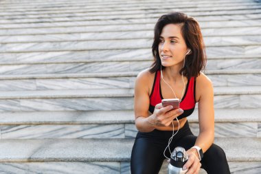 Cep telefonu tutan güzel genç sporcumuz