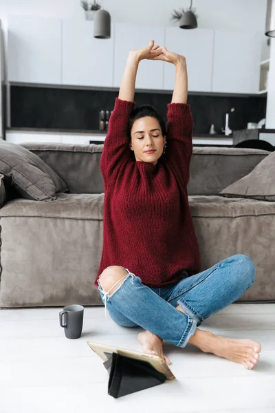 Incredibile donna al chiuso in casa sul divano stretching . — Foto Stock