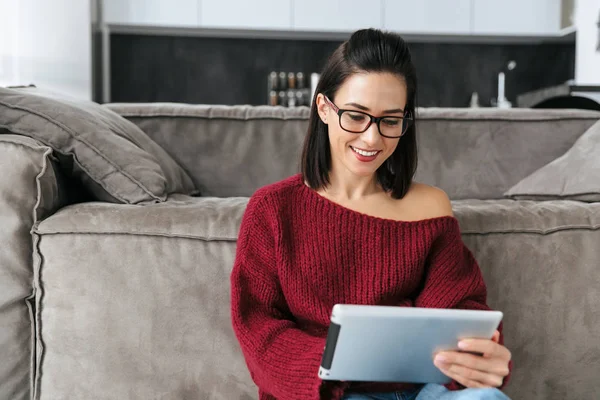 Amazing woman indoors in home using tablet computer. — Stock Photo, Image
