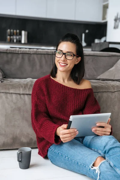 Amazing woman indoors in home using tablet computer. — Stock Photo, Image