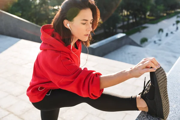 Hermosa joven deportista haciendo estiramiento — Foto de Stock