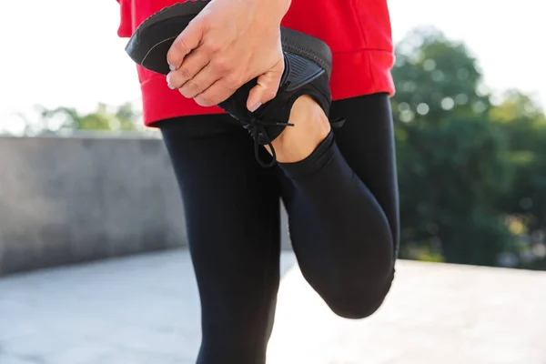 Hermosa joven deportista haciendo estiramiento — Foto de Stock