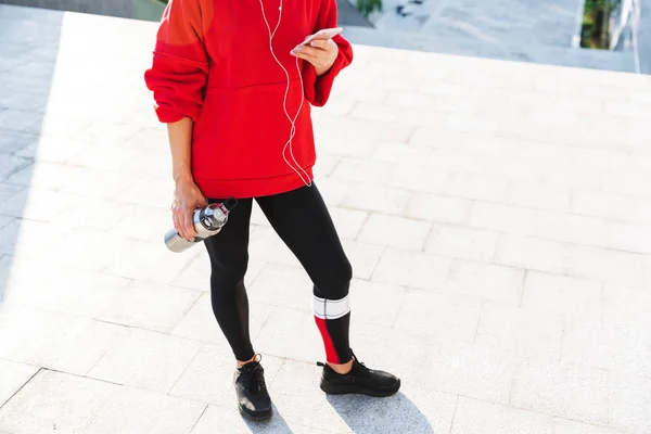 Hermosa joven deportista escuchando música — Foto de Stock