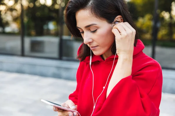 Bella giovane sportiva che ascolta musica — Foto Stock