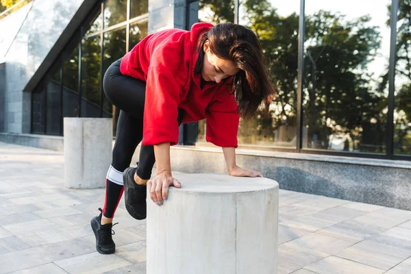 Emin uygun sporcumuz egzersizleri yapıyor — Stok fotoğraf