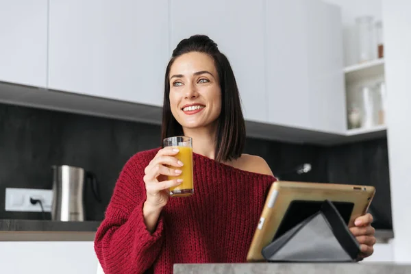 Mujer increíble en el interior en el hogar utilizando la computadora tableta . — Foto de Stock