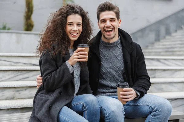 Imagen de pareja caucásica hombre y mujer de 20 años en ropa de abrigo, dri — Foto de Stock