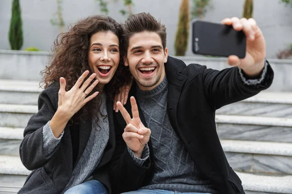 Immagine di coppia europea uomo e donna 20s in abiti caldi, taki — Foto Stock