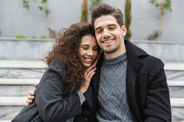 Imagem do casal europeu homem e mulher 20s em roupas quentes, abraço — Fotografia de Stock