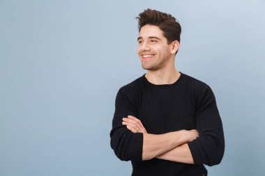 Neşeli bir yakışıklı genç adam ayakta portresi
