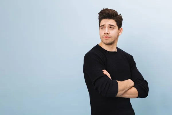 Retrato de um jovem bonito alegre de pé — Fotografia de Stock