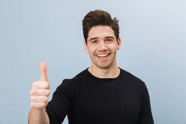 Porträt eines gut aussehenden jungen Mannes — Stockfoto