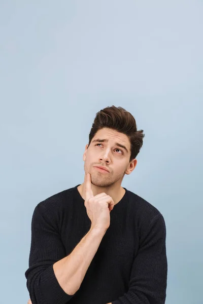 Portrait d'un jeune homme élégant et pensif debout — Photo