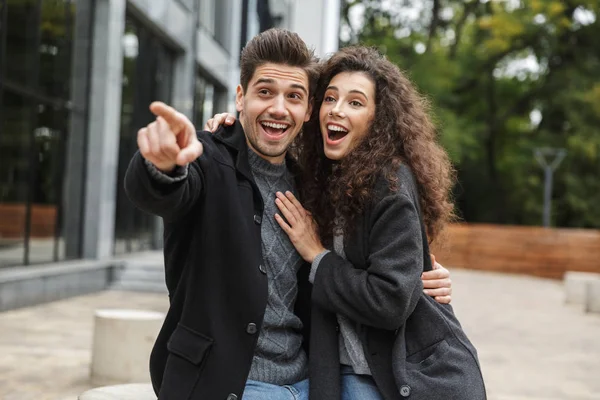 Photo of attractive couple man and woman 20s gesturing while, st — Stock Photo, Image