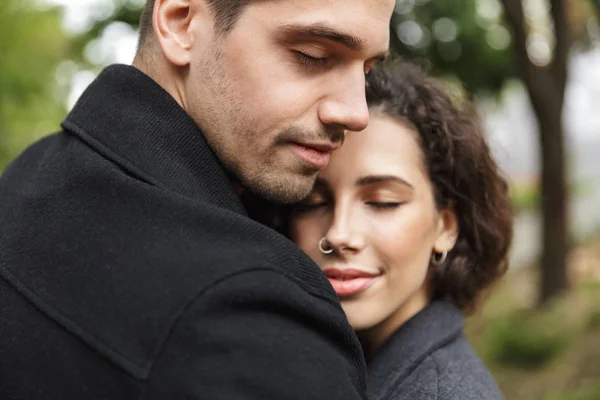 Portrait closeup of beautiful people man and woman 20s hugging, — Stock Photo, Image