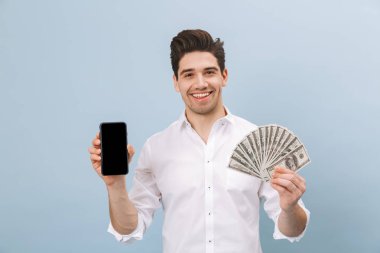 Neşeli, yakışıklı ve genç bir adam portresi