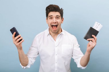 Neşeli, yakışıklı ve genç bir adam portresi