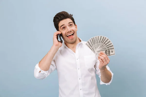 Retrato de un joven guapo alegre —  Fotos de Stock