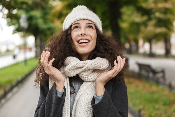 Retrato de primer plano de la mujer complacida de 20 años con sombrero y bufanda, smi — Foto de Stock