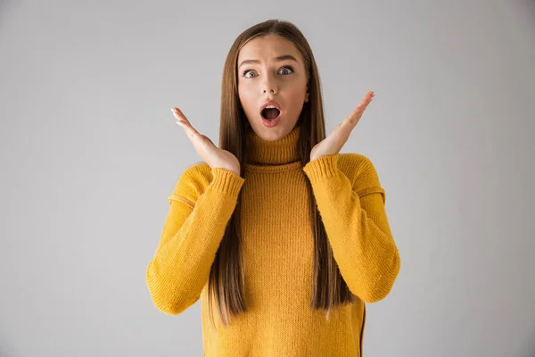 Sorprendida joven excitada aislada sobre fondo gris de la pared . —  Fotos de Stock