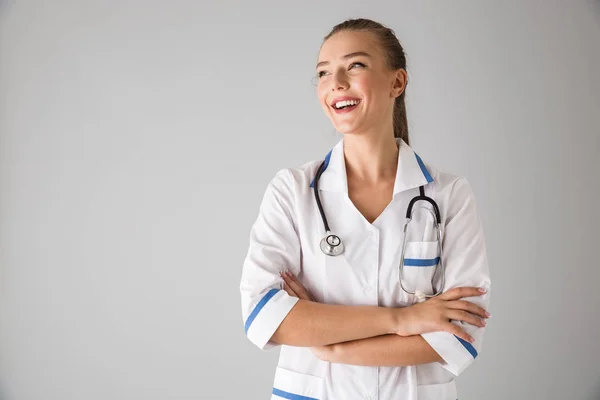 Bonita jovem cosmetologista médico isolado sobre fundo de parede cinza . — Fotografia de Stock