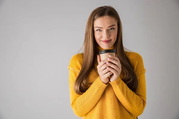 Bela feliz jovem mulher isolado sobre cinza parede fundo beber café . — Fotografia de Stock