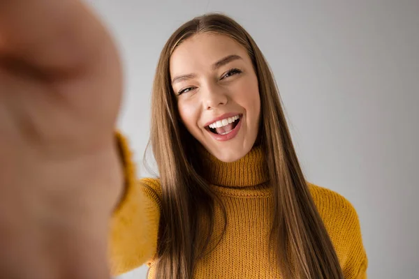 카메라는 selfie 회색 벽 배경 걸릴 이상의 절연 행복 한 젊은 여자. — 스톡 사진