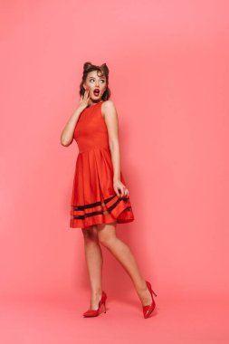 Güzel bir genç pin-up kızı tam uzunlukta portresi