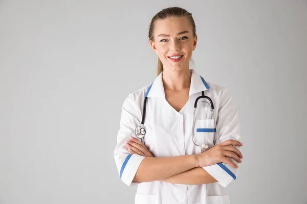 Bonita jovem cosmetologista médico isolado sobre fundo de parede cinza . — Fotografia de Stock