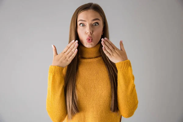 Choqué excité jeune femme isolée sur fond de mur gris . — Photo