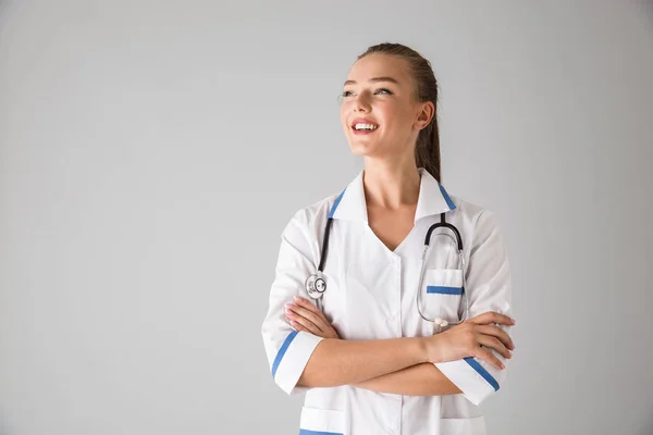 Bonita jovem cosmetologista médico isolado sobre fundo de parede cinza . — Fotografia de Stock