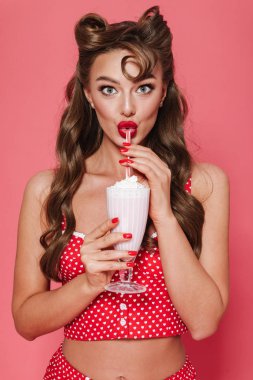 Güzel bir neşeli pin-up kadın portresi