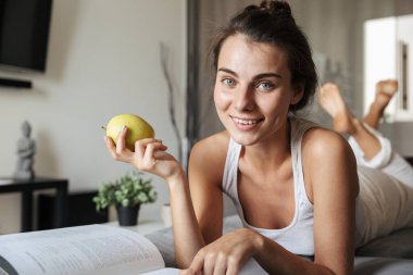 Güzel genç kadın realxing bir kanepede