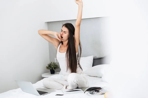 Hermosa joven mujer relajándose en la cama en casa — Foto de Stock