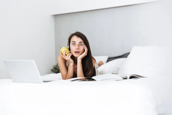 Mulher bonita relaxante na cama em casa — Fotografia de Stock