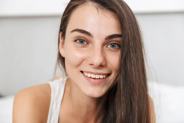 Close up of a beautiful young woman relaxing — Stock Photo, Image