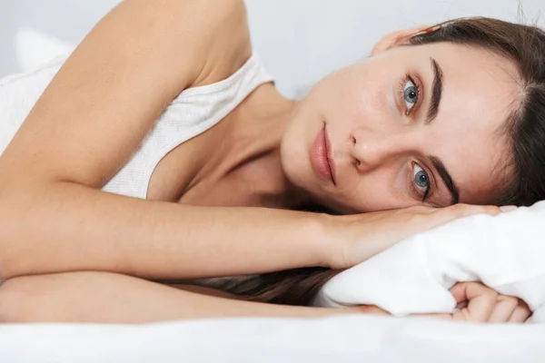 Close up de uma bela jovem relaxante na cama — Fotografia de Stock